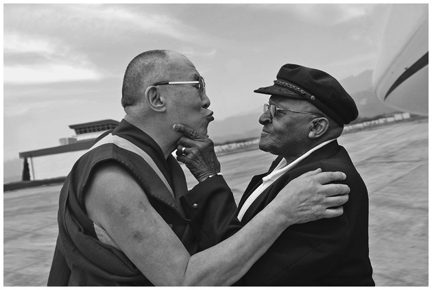 Иллюстрация к книге — Книга радости. Как быть счастливым в меняющемся мире [img_1.jpg]