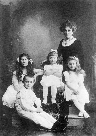 Иллюстрация к книге — Таков мой век [i_008.jpg]