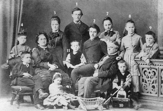 Иллюстрация к книге — Таков мой век [i_020.jpg]