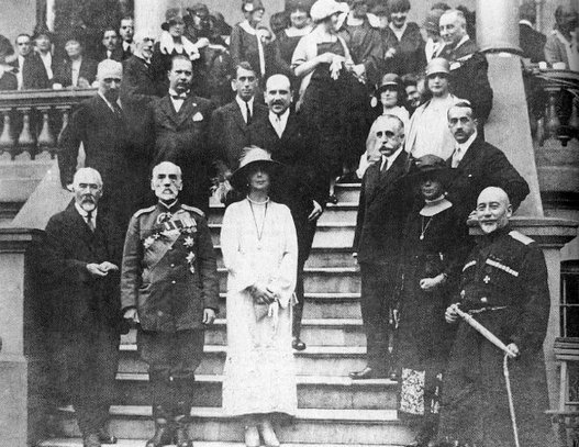 Иллюстрация к книге — Таков мой век [i_030.jpg]