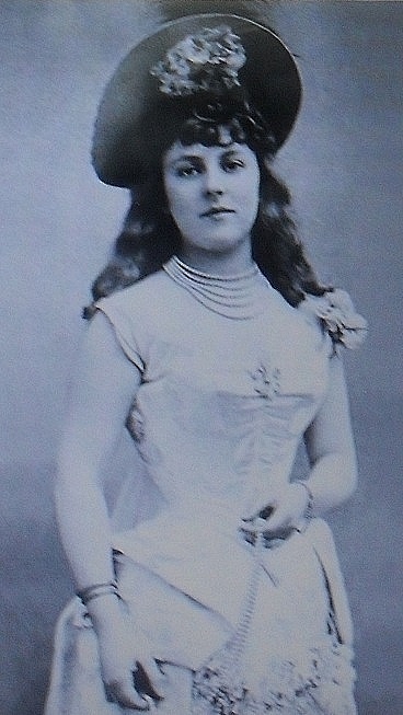 Иллюстрация к книге — Загадочная Коко Шанель [_002.jpg]