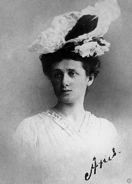 Иллюстрация к книге — Зодчий. Жизнь Николая Гумилева [i_022.jpg]