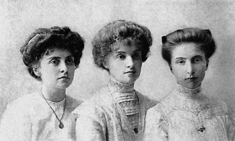 Иллюстрация к книге — Зодчий. Жизнь Николая Гумилева [i_042.jpg]