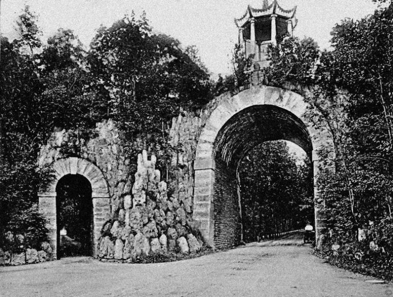 Иллюстрация к книге — Зодчий. Жизнь Николая Гумилева [i_044.jpg]