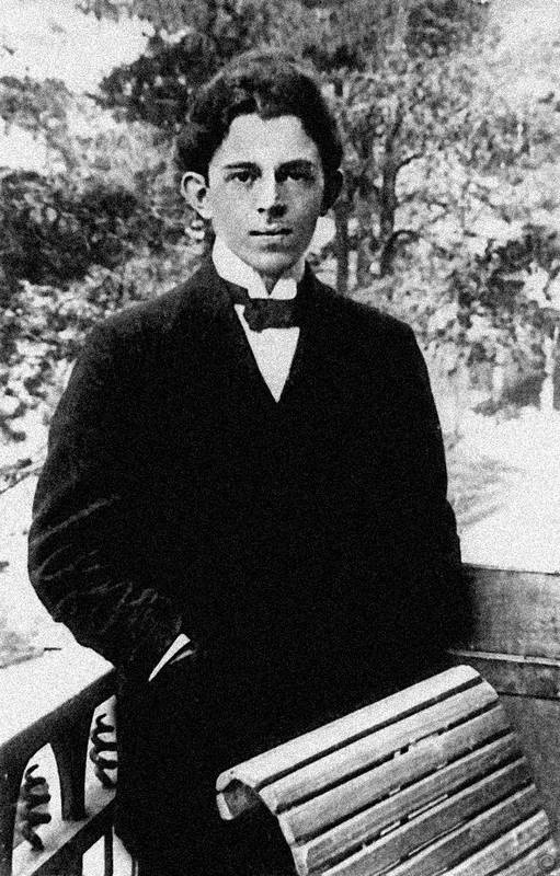 Иллюстрация к книге — Зодчий. Жизнь Николая Гумилева [i_089.jpg]