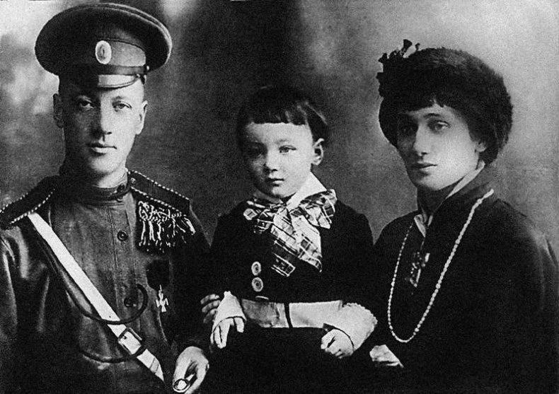 Иллюстрация к книге — Зодчий. Жизнь Николая Гумилева [i_107.jpg]