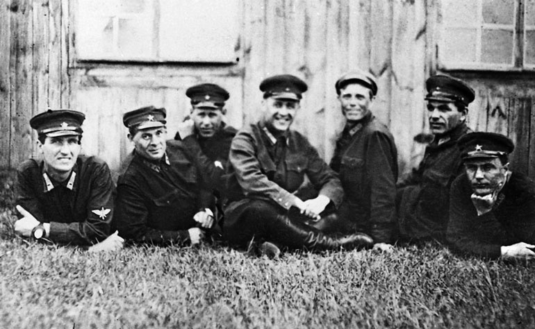 Иллюстрация к книге — Чкалов. Взлет и падение великого пилота [i_013.jpg]