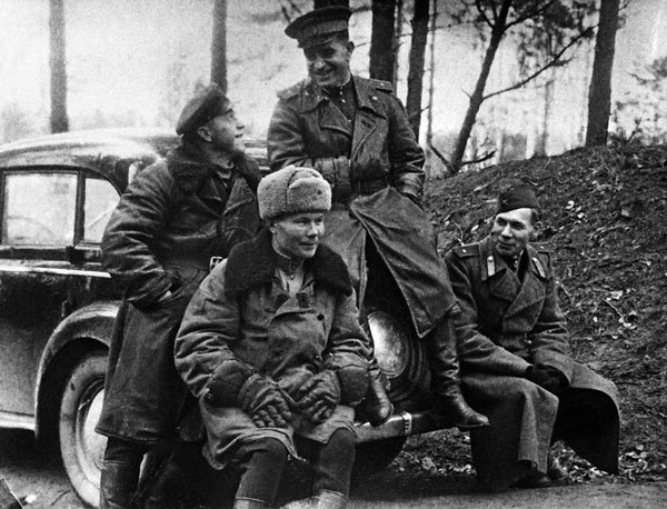 Иллюстрация к книге — Чкалов. Взлет и падение великого пилота [i_035.jpg]