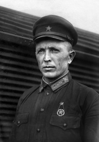 Иллюстрация к книге — Чкалов. Взлет и падение великого пилота [i_041.jpg]