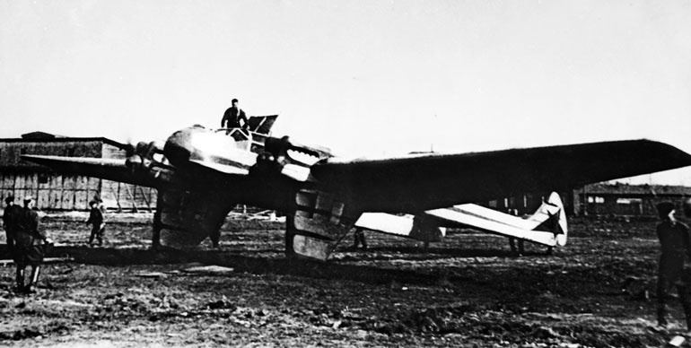 Иллюстрация к книге — Чкалов. Взлет и падение великого пилота [i_057.jpg]