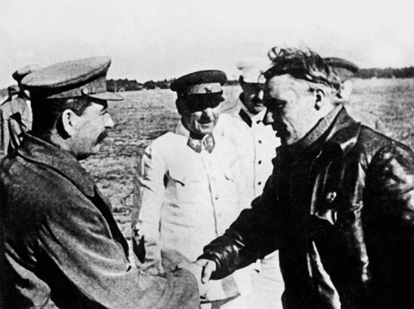 Иллюстрация к книге — Чкалов. Взлет и падение великого пилота [i_067.jpg]