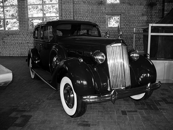 Иллюстрация к книге — Чкалов. Взлет и падение великого пилота [i_086.jpg]