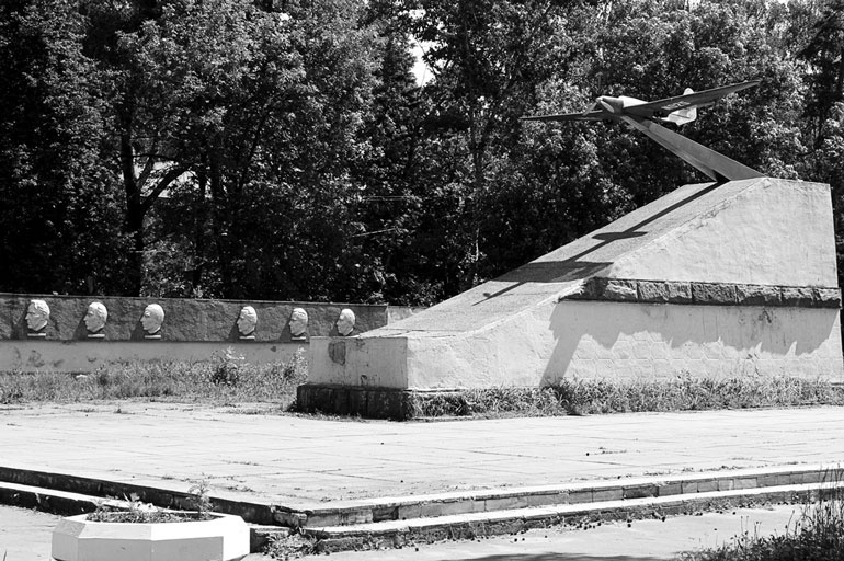 Иллюстрация к книге — Чкалов. Взлет и падение великого пилота [i_089.jpg]