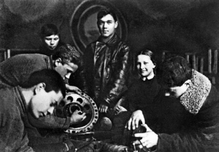 Иллюстрация к книге — Неизвестный Яковлев. "Железный" авиаконструктор [neizyak_1672_img_002.jpg]