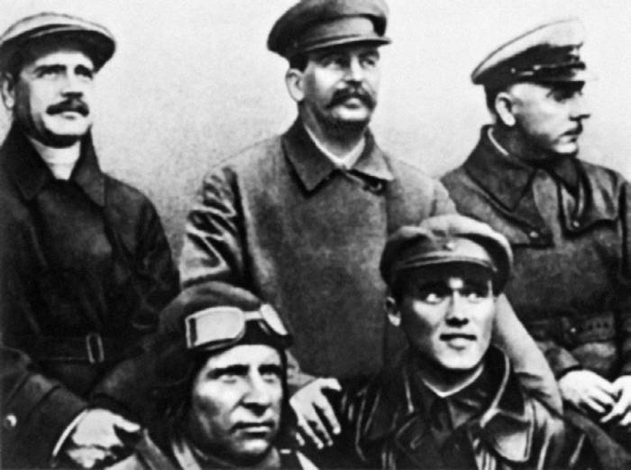 Иллюстрация к книге — Неизвестный Яковлев. "Железный" авиаконструктор [neizyak_1672_img_008.jpg]