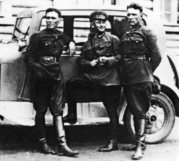 Иллюстрация к книге — Неизвестный Яковлев. "Железный" авиаконструктор [neizyak_1672_img_09.jpg]