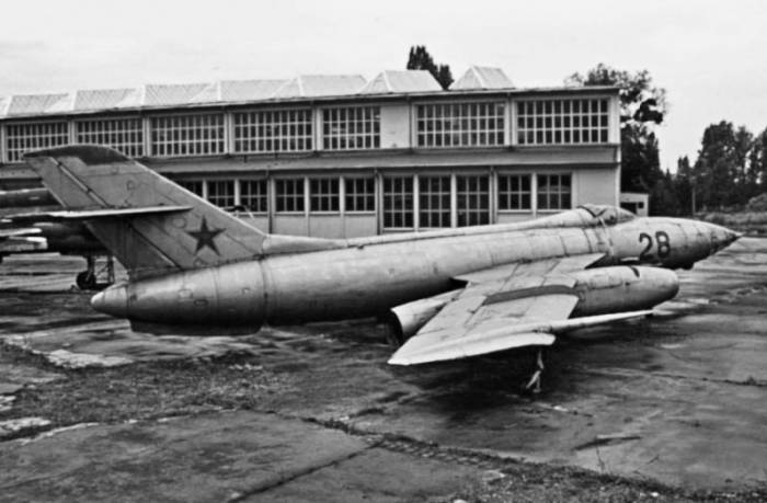 Иллюстрация к книге — Неизвестный Яковлев. "Железный" авиаконструктор [neizyak_1672_img_235.jpg]