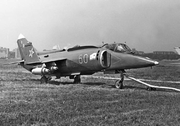 Иллюстрация к книге — Неизвестный Яковлев. "Железный" авиаконструктор [neizyak_1672_img_267.jpg]