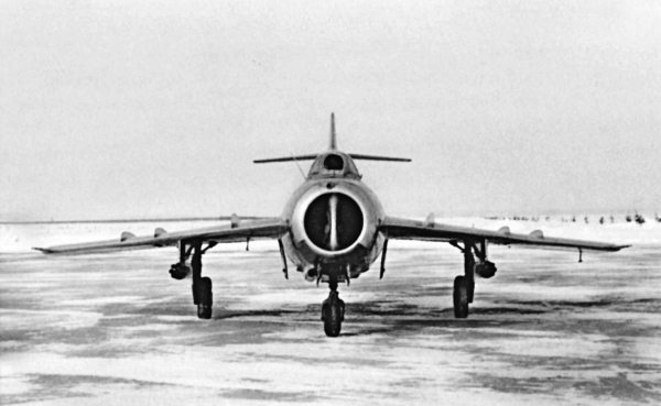 Иллюстрация к книге — Неизвестный "МиГ". Гордость советского авиапрома [i_067.jpg]