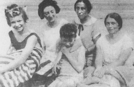 Иллюстрация к книге — Я видела детство и юность XX века [i_015.jpg]