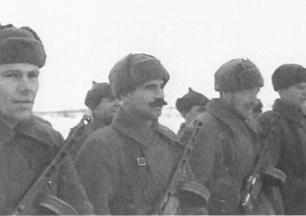 Иллюстрация к книге — Кровавый плацдарм. 49-я армия в прорыве под Тарусой и боях на реке Угре. 1941-1942 [i_014.jpg]