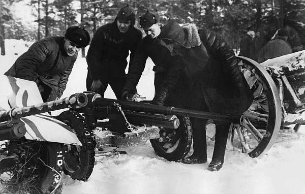 Иллюстрация к книге — Зимняя война: «Ломят танки широкие просеки» [block_001320_page_035_image_0001.jpg]