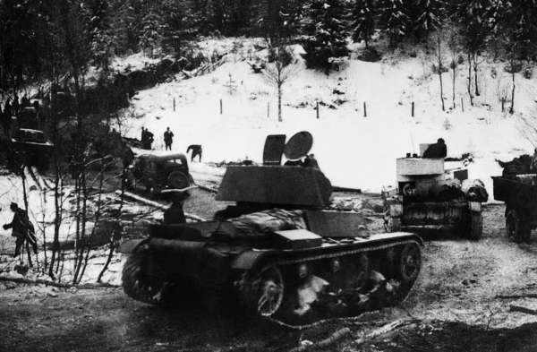 Иллюстрация к книге — Зимняя война: «Ломят танки широкие просеки» [block_001320_page_081_image_0001.jpg]