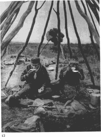 Иллюстрация к книге — Лапландцы. Охотники за северными оленями [i_068.jpg]