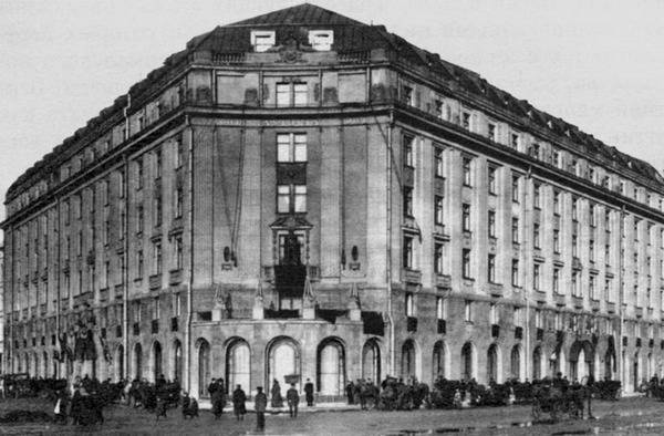 Иллюстрация к книге — Рестораны, трактиры, чайные. Из истории общественного питания в Петербурге. XVIII - начало XX века [i_052.jpg]