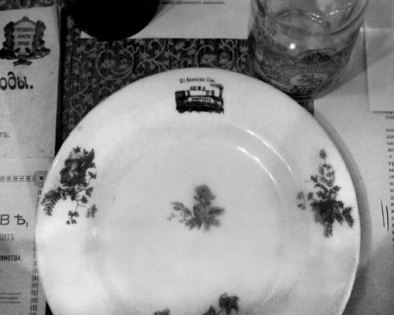 Иллюстрация к книге — Рестораны, трактиры, чайные. Из истории общественного питания в Петербурге. XVIII - начало XX века [i_066.jpg]