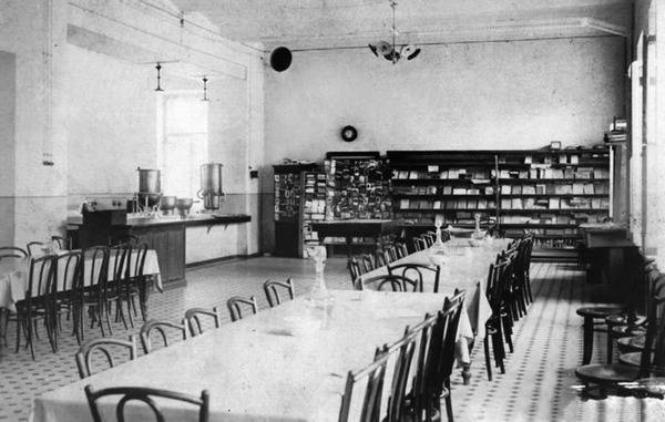 Иллюстрация к книге — Рестораны, трактиры, чайные. Из истории общественного питания в Петербурге. XVIII - начало XX века [i_072.jpg]