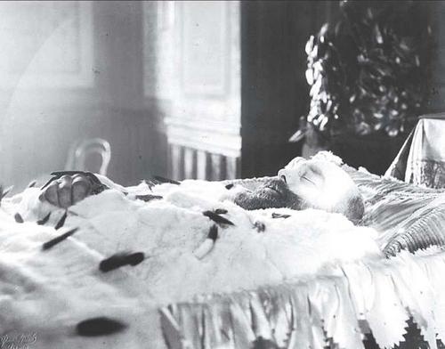 Иллюстрация к книге — Печальные ритуалы императорской России [i_090.jpg]