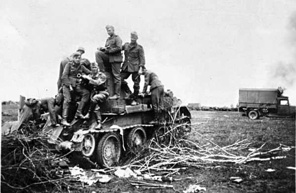 Иллюстрация к книге — Уманский "котел". Трагедия 6-й и 12-й армий [i_024.jpg]