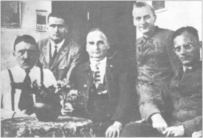 Иллюстрация к книге — Оккультные тайны Третьего рейха. Темные силы, освобожденные нацистами [i_035.jpg]