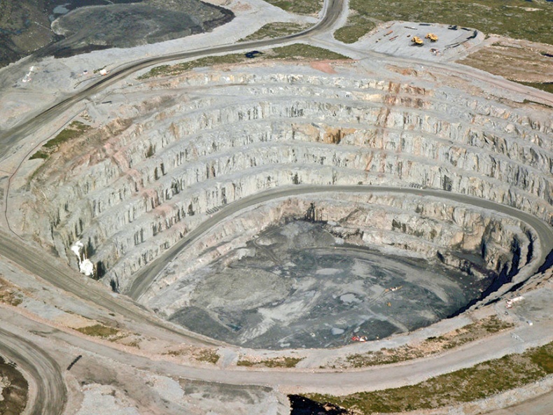 Иллюстрация к книге — Одержимые блеском. О драгоценностях и о том, как желание обладать ими меняет мир [i_003.jpg]