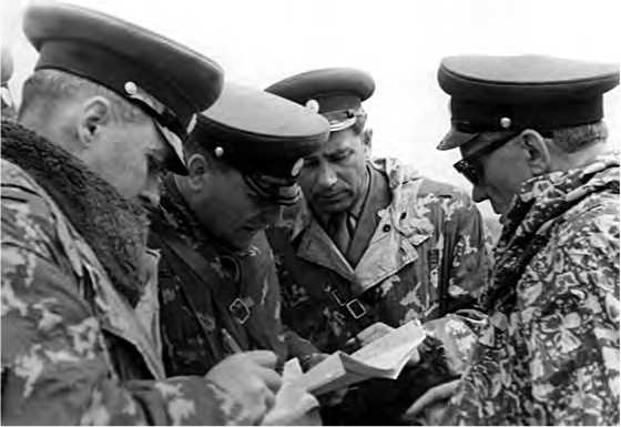 Иллюстрация к книге — Советско-китайские войны. Пограничники против маоистов Уцененный товар (№1) [i_044.jpg]