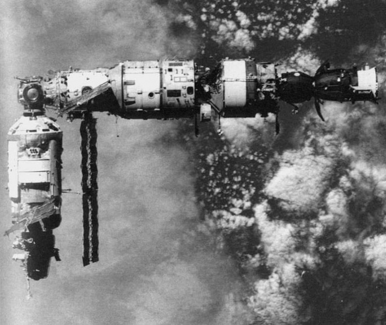 Иллюстрация к книге — Путь к звездам. Из истории советской космонавтики [i_037.jpg]