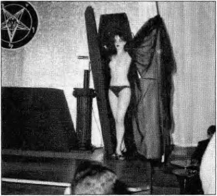 Иллюстрация к книге — Тайная жизнь сатаниста. Авторизованная биография Антона ЛаВея [i_013.jpg]