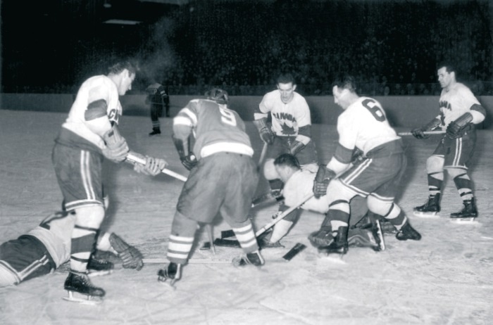 Иллюстрация к книге — Стенка на стенку. Хоккейное противостояние Канада-Россия [i_008.jpg]