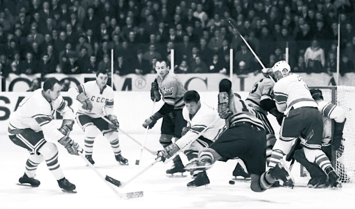 Иллюстрация к книге — Стенка на стенку. Хоккейное противостояние Канада-Россия [i_015.jpg]