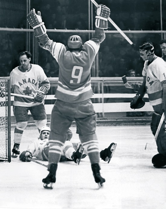 Иллюстрация к книге — Стенка на стенку. Хоккейное противостояние Канада-Россия [i_019.jpg]