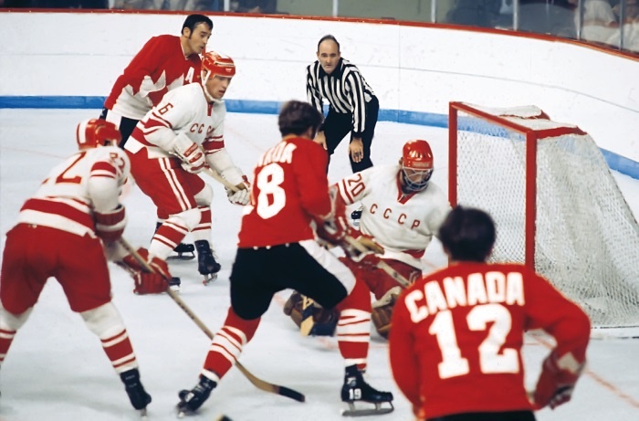 Иллюстрация к книге — Стенка на стенку. Хоккейное противостояние Канада-Россия [i_020.jpg]