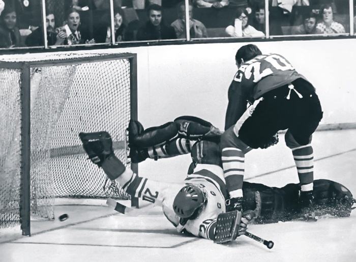 Иллюстрация к книге — Стенка на стенку. Хоккейное противостояние Канада-Россия [i_021.jpg]