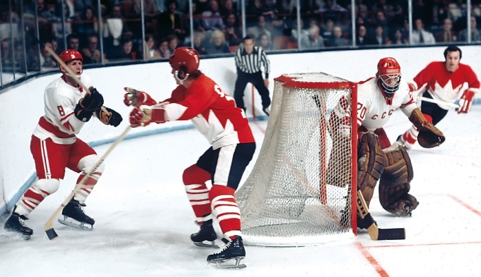 Иллюстрация к книге — Стенка на стенку. Хоккейное противостояние Канада-Россия [i_023.jpg]