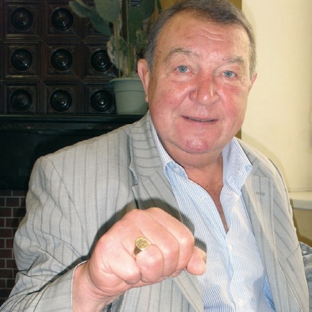 Иллюстрация к книге — Стенка на стенку. Хоккейное противостояние Канада-Россия [i_025.jpg]