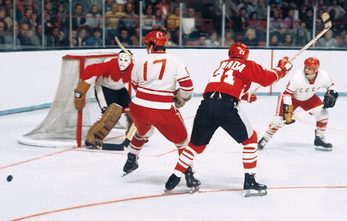 Иллюстрация к книге — Стенка на стенку. Хоккейное противостояние Канада-Россия [i_026.jpg]