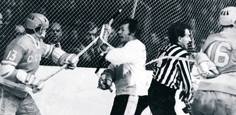 Иллюстрация к книге — Стенка на стенку. Хоккейное противостояние Канада-Россия [i_031.jpg]