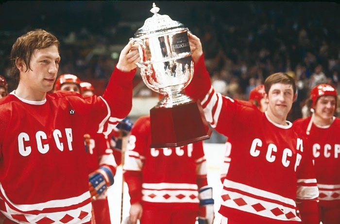 Иллюстрация к книге — Стенка на стенку. Хоккейное противостояние Канада-Россия [i_041.jpg]