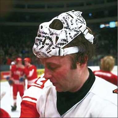 Иллюстрация к книге — Стенка на стенку. Хоккейное противостояние Канада-Россия [i_045.jpg]