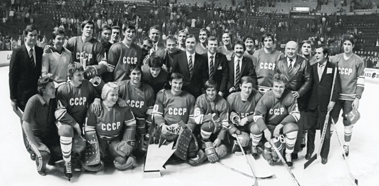 Иллюстрация к книге — Стенка на стенку. Хоккейное противостояние Канада-Россия [i_049.jpg]